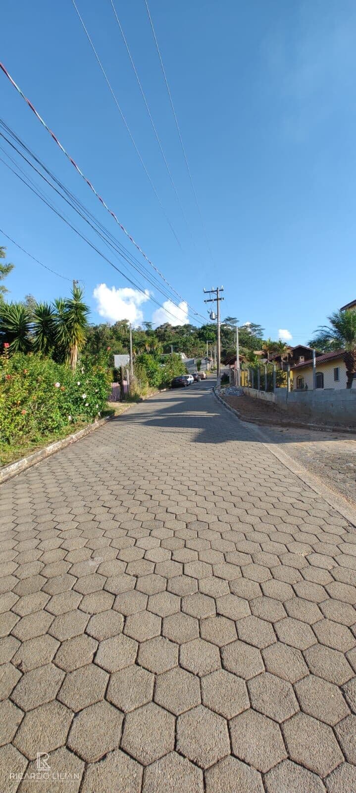 "Oportunidade única! Terreno em declive com vista deslumbrante e infraestrutura completa em condomínio de chácaras com portaria 24 horas"
