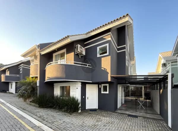 Sobrado em Condomínio com Suíte, Closet e Amplo Ático no Alto Boqueirão