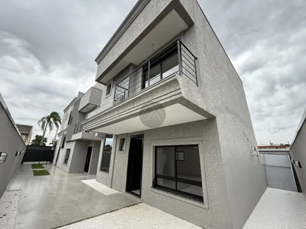 Sobrado Triplex à Venda no Uberaba – 3 Suítes | Terraço | 2 Vagas