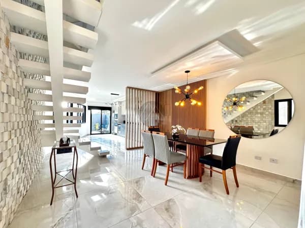 Triplex no Residencial Foggiatto – Espaço, Conforto e Localização no Costeira