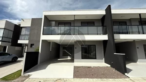 Casa em Condomínio no Costeira – Amplo Quintal e Suíte Master