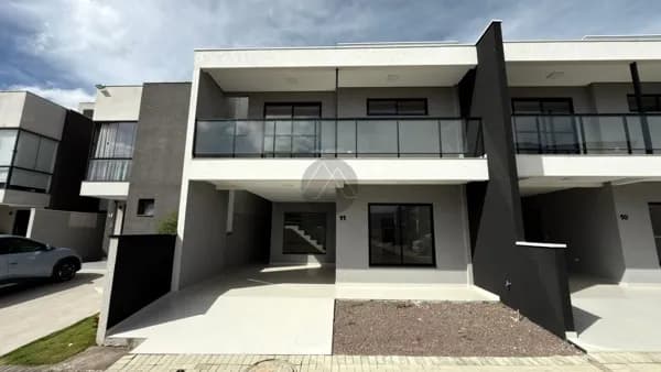 Casa em Condomínio no Costeira – Amplo Quintal e Suíte Master