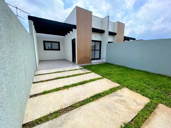 Casa com amplo quintal à venda, excelente padrão de acabamento com aproximadamente 81m² a venda no Ouro Fino