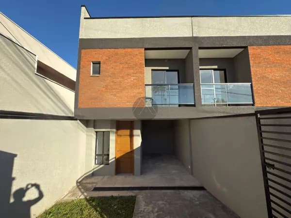 Sobrado no Xaxim com amplo espaço de quintal nos fundos.