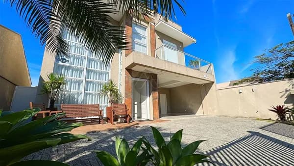 Sobrado alto padrão com 3 suítes e piscina, a apenas 400 metros da praia – Brejatuba, Guaratuba/PR