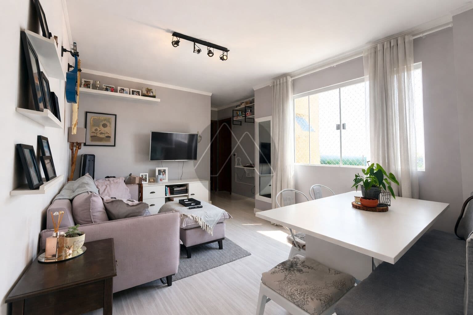 Apartamento Semi Mobiliado | 2 Quartos | Vaga Coberta