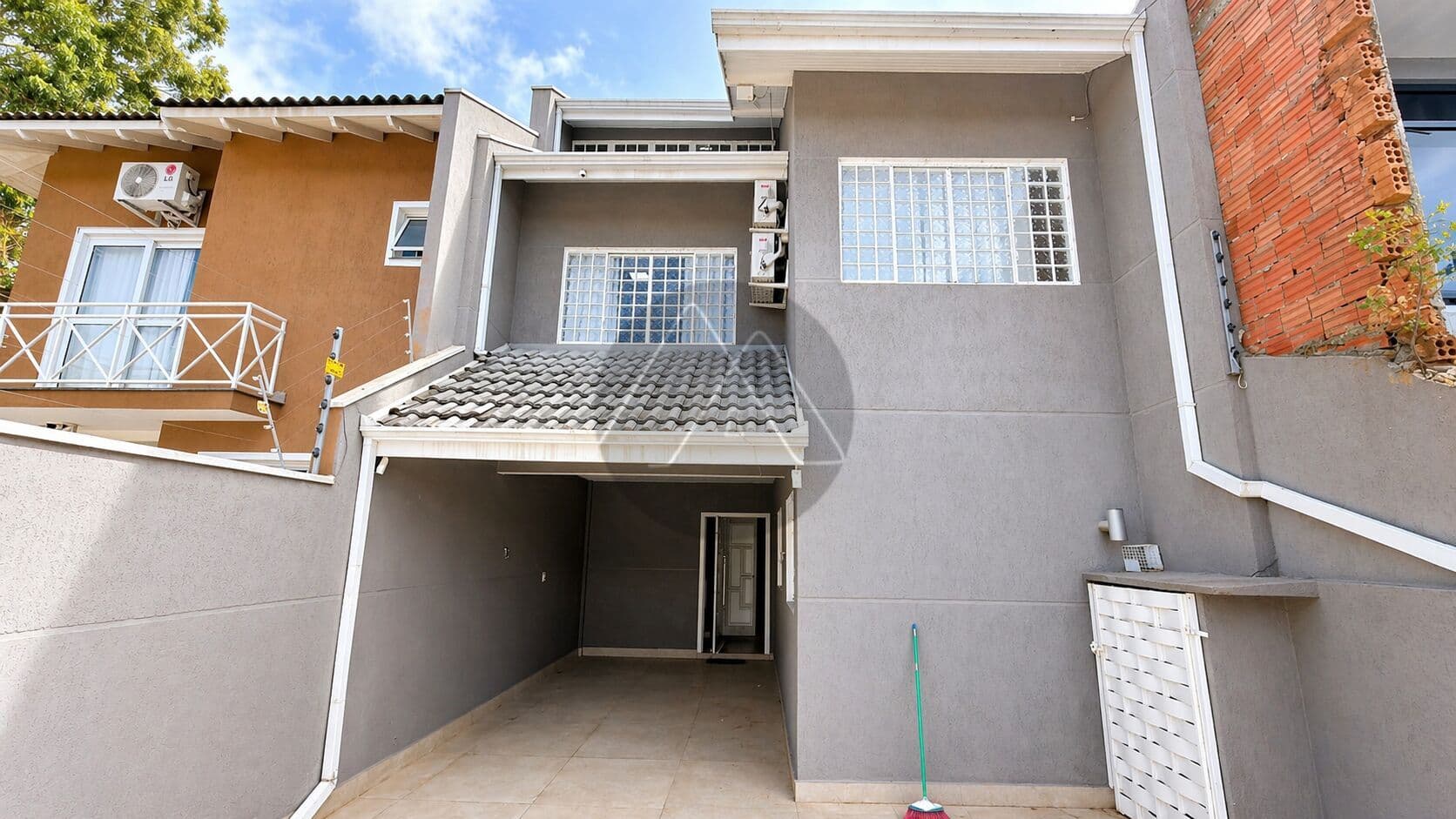 Sobrado Triplex no Guabirotuba | Suíte com Closet e Espaço Gourmet
