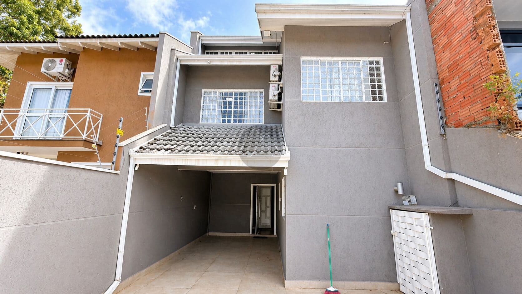 Sobrado Triplex no Guabirotuba | Suíte com Closet e Espaço Gourmet
