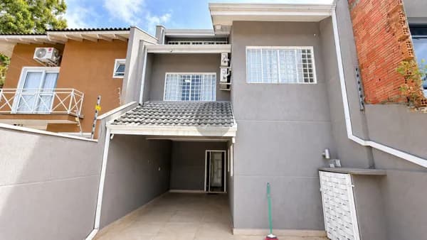 Sobrado Triplex no Guabirotuba | Suíte com Closet e Espaço Gourmet