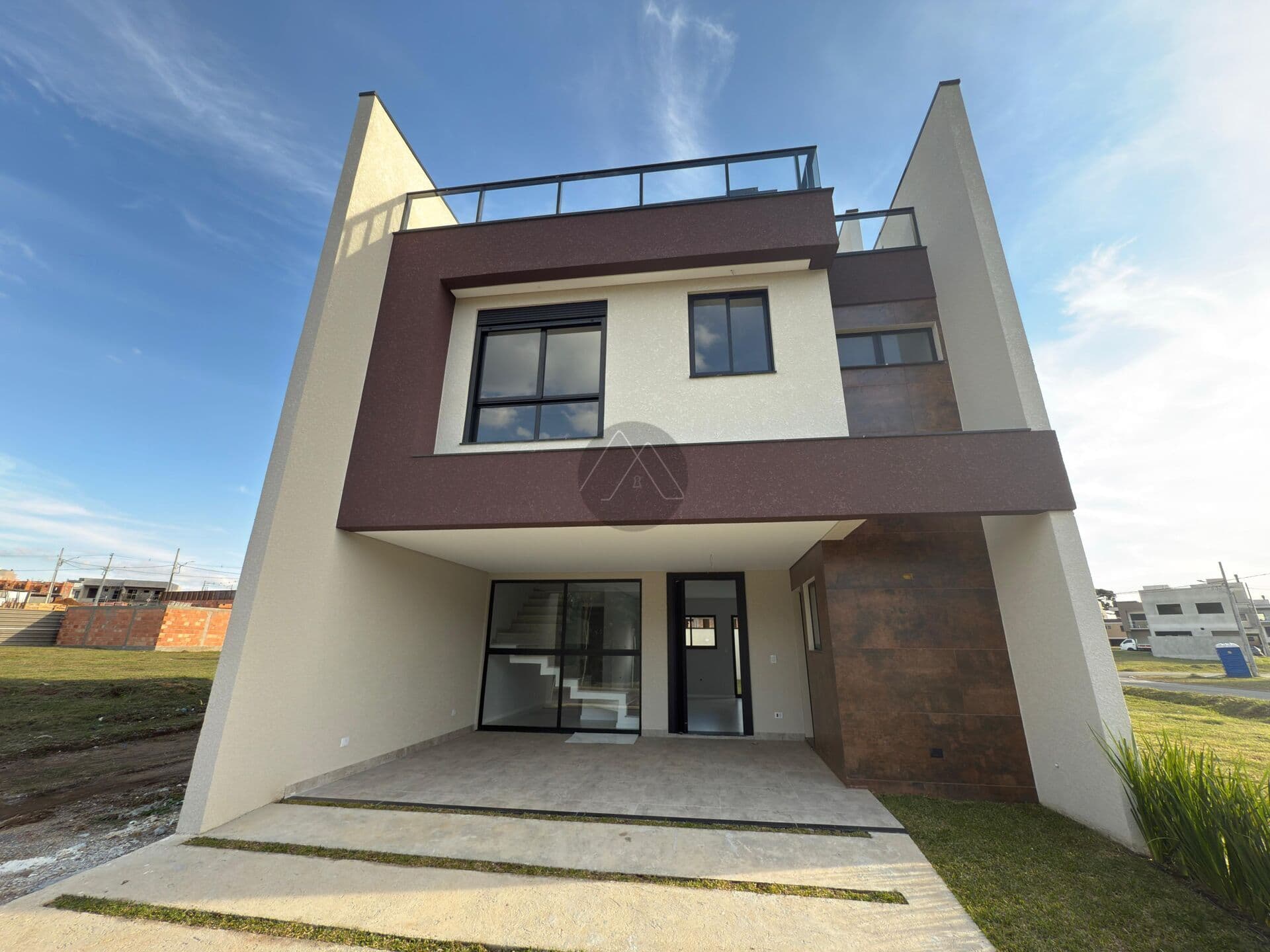 Triplex de Alto Padrão localizado no exclusivo Condomínio The Life Garden no Costeira em São José dos Pinhais.