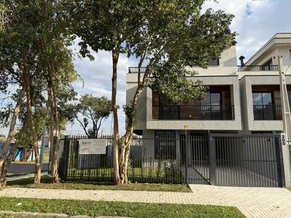 Triplex novo com terraço e amplo espaço de terreno a venda no Guabirotuba