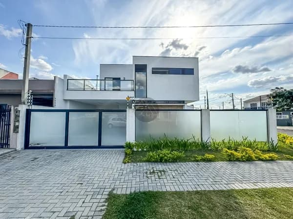 Sobrado a venda no bairro Jardim Cruzeiro em São José dos Pinhais.