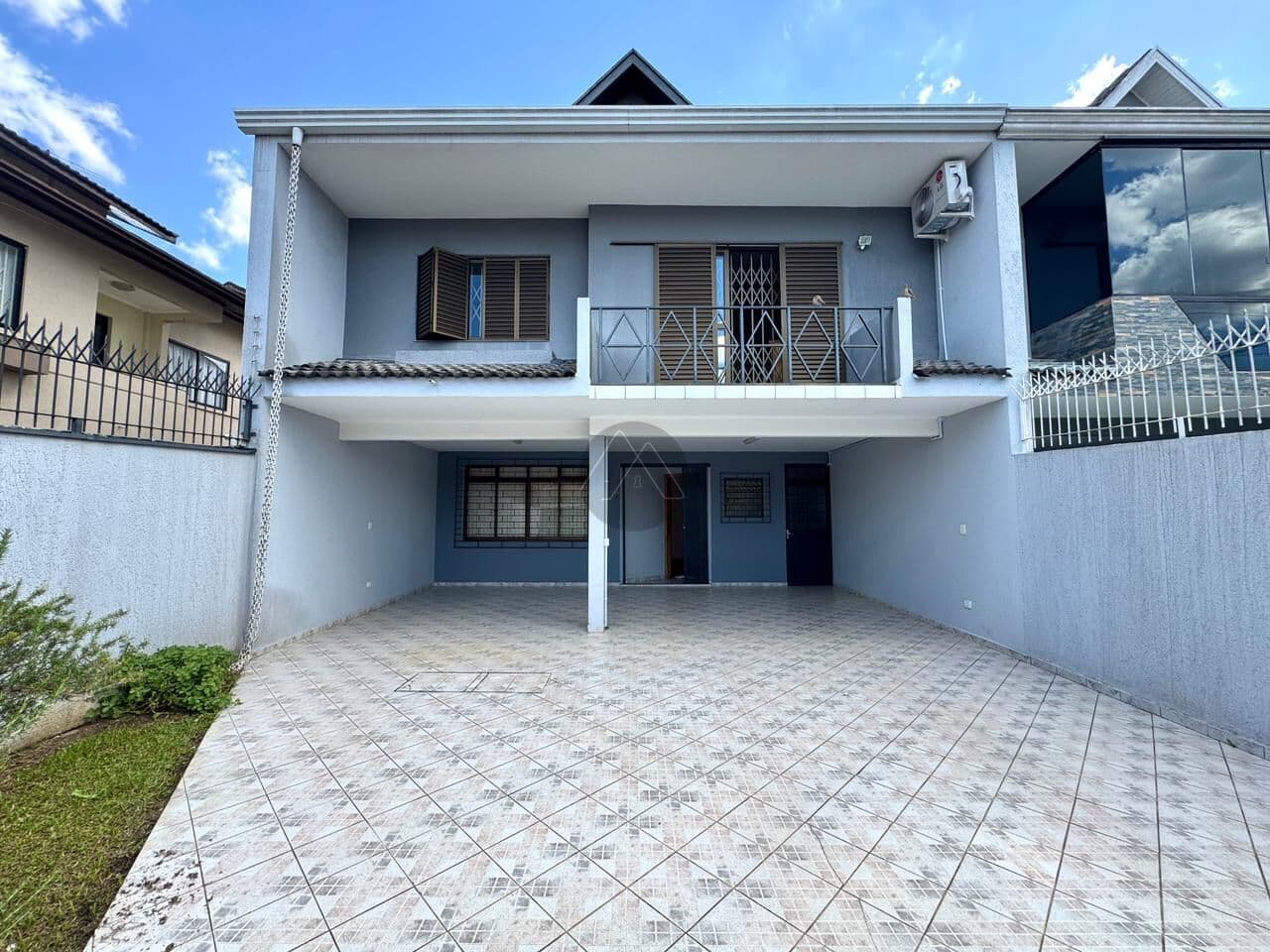 Sobrado com ático 310m² - 04 dormitórios – Jardim das Américas - Curitiba