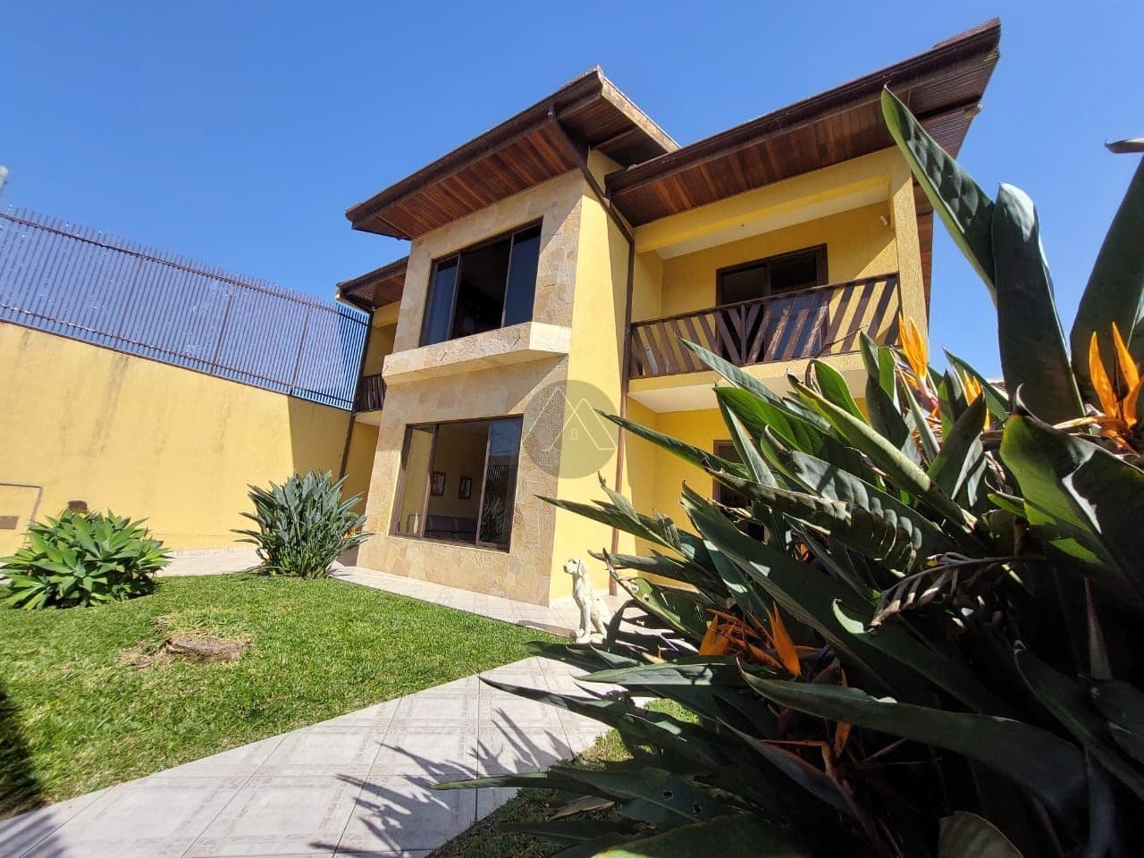 Sobre sobrado com 280 m² à venda em São José dos Pinhais - PR 280 m²