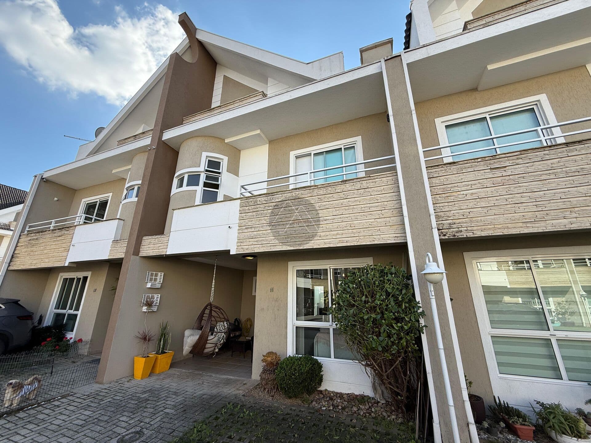 Sobrado semi mobiliado em condominio fechado a venda no Jardim das Américas