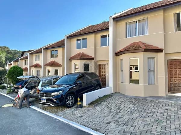 Sobrado residencial em condomínio fechado semimobiliado no Centro de São José dos Pinhais