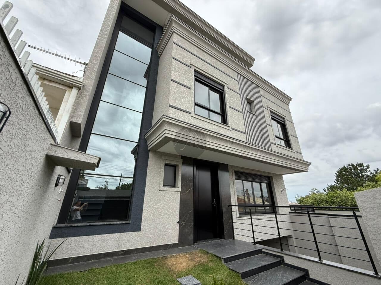 Sobrado Triplex de Alto Padrão à Venda no Uberaba – 3 Suítes | Terraço | 3 Vagas