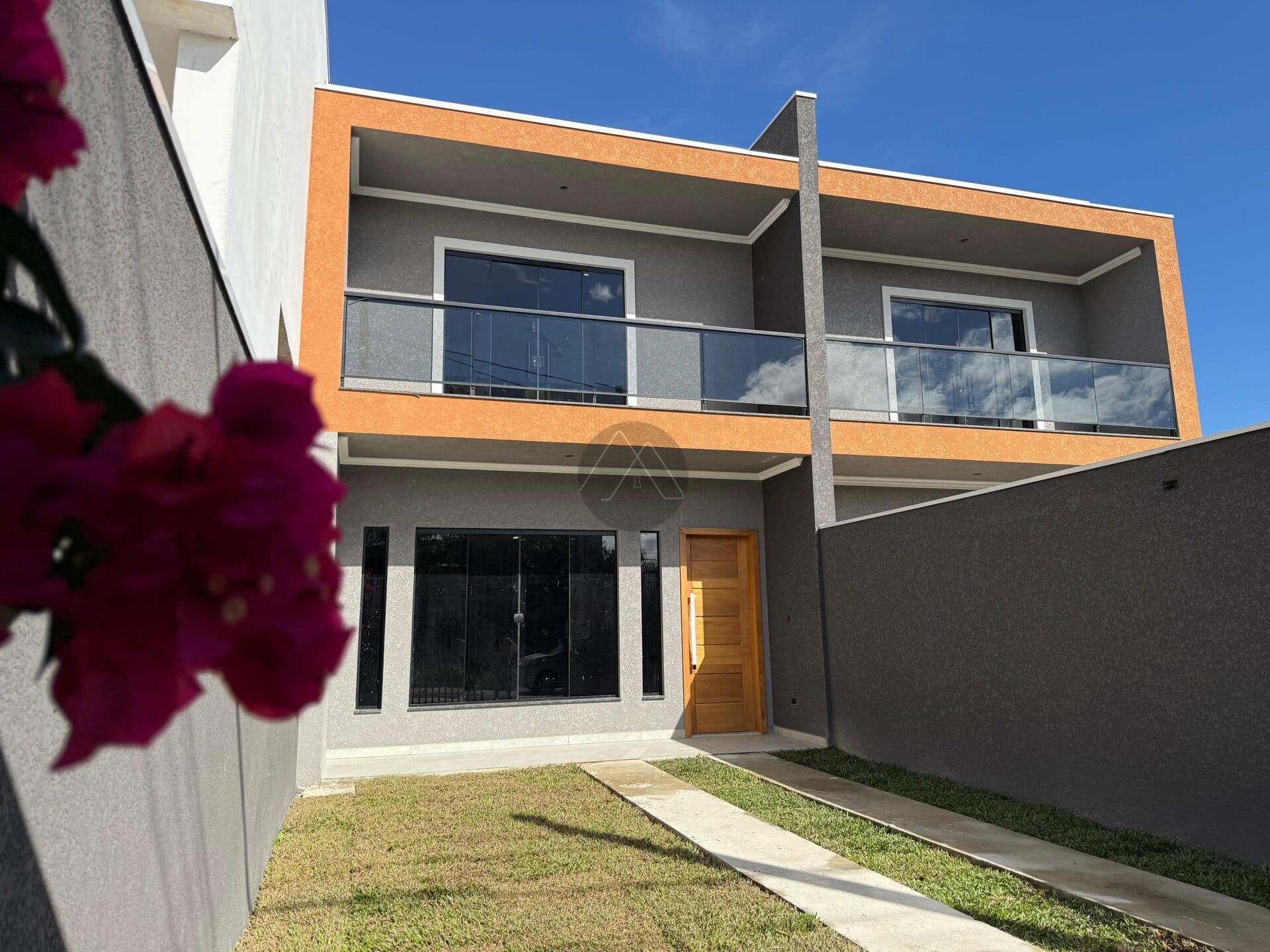 Lindo sobrado novo a venda no Pinheirinho em Curitiba.