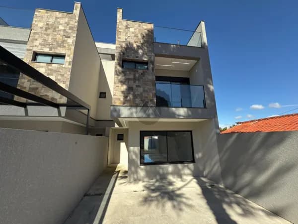 Sobrado com terreno espaçoso nos fundos para Venda no bairro Xaxim.