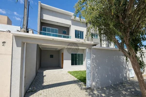 Sobrado Moderno com Quintal Duplo e Localização Privilegiada no Afonso Pena