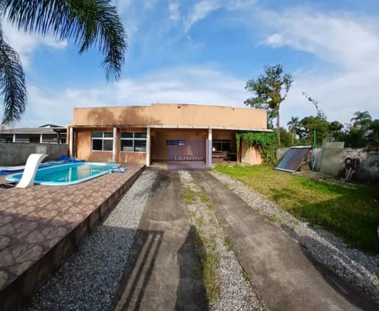 Casa com piscina Balneário Canoas em Praia de leste à venda!