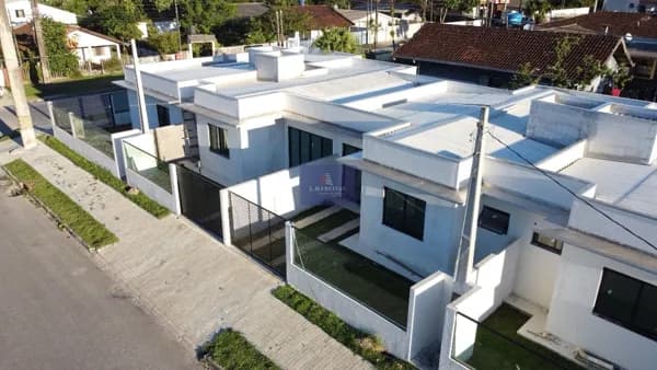 Excelente casa geminada à venda em Matinhos!