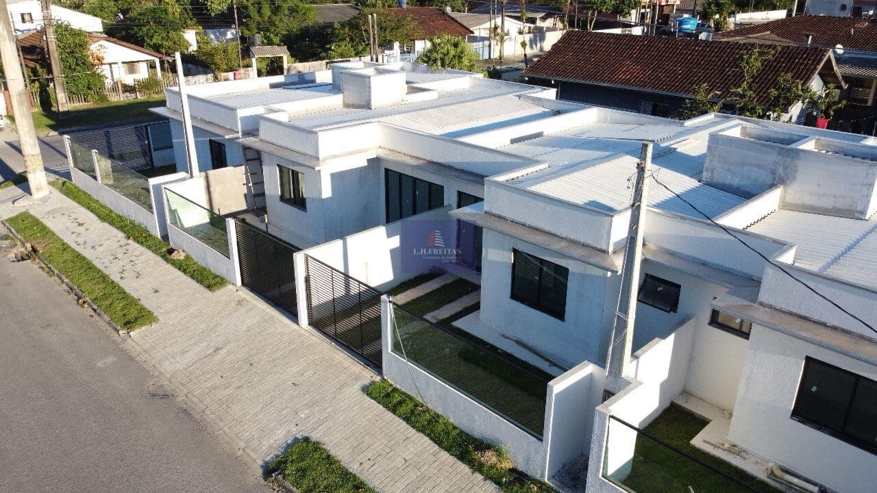 Excelente casa geminada à venda em Matinhos!