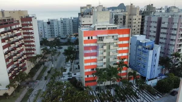 Cobertura Duplex com piscina privativa a poucos passos do mar em Caiobá.