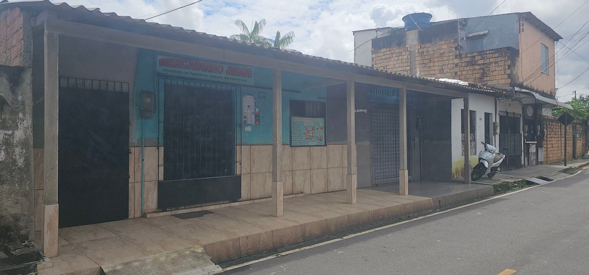 Casa ampla com comércio ativo no bairro 40 Horas em Ananindeua