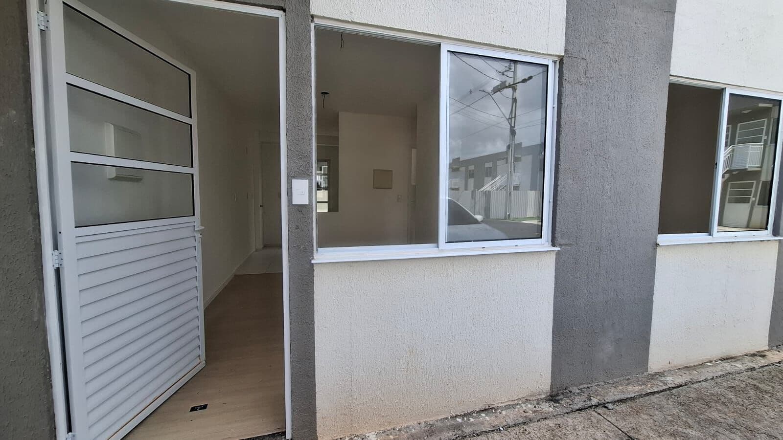 REPASSE APARTAMENTO TERREO - COM QUINTAL - TOWNHOUSE - R$ 130 MIL