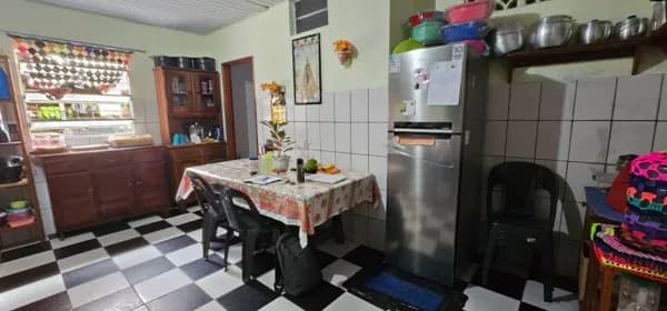 Casa com quintal amplo e comércio ativo no 40 Horas