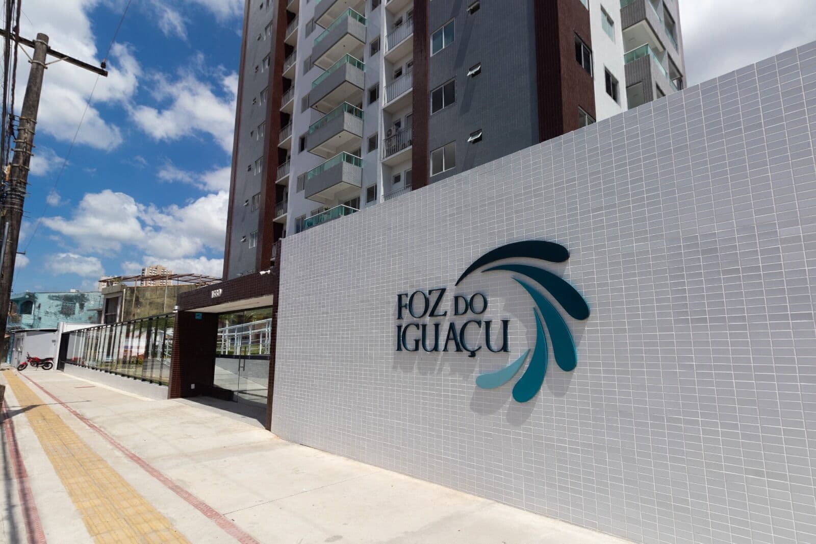 FOZ DO IGUAÇU - LOCALIZAÇÃO PRIVILEGIADA - SEU NOVO LAR COM 90 M E ATE 2 VAGAS