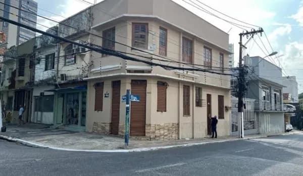 Casa de Esquina com 2 Andares à Venda na Av. José Malcher – 113 m², Versátil para Comércio ou Moradia Nazaré, Belém