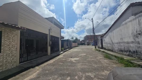 Casa à Venda na Hélio Gueiros com Jardim de Inverno e Quintal Amplo