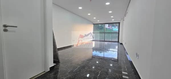 Sala comercial com 42 metros Em edifício em Valongo, Santos/SP