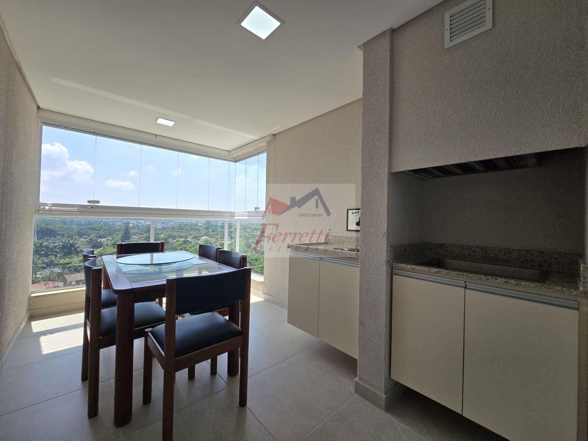Apartamento com 2 dormitórios mobiliado e climatizado com vista mar