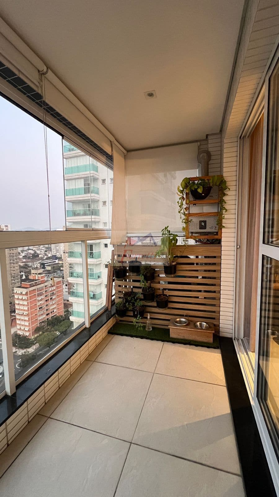 Apartamento com 1 suíte mobiliado e climatizado em Embaré, Santos/SP