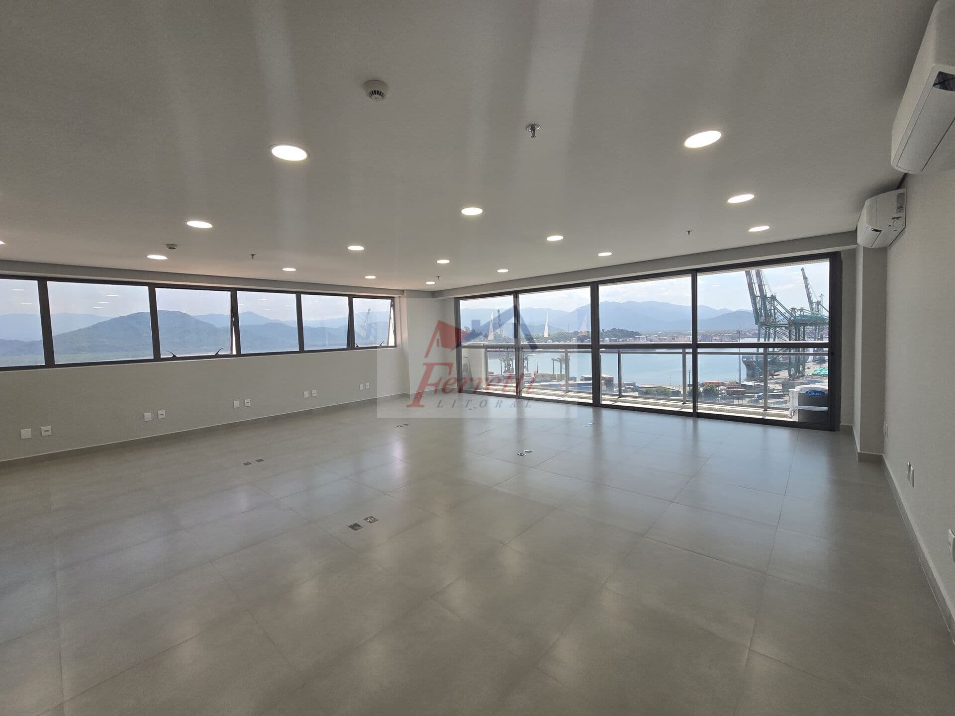 Sala Comercial com 92,93m² pronta para trabalhar em Valongo, Santos/SP