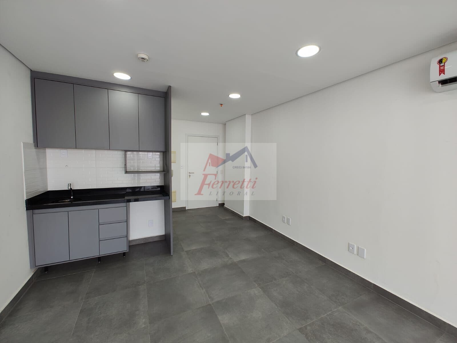 Sala comercial vista para o porto, pronta para trabalhar