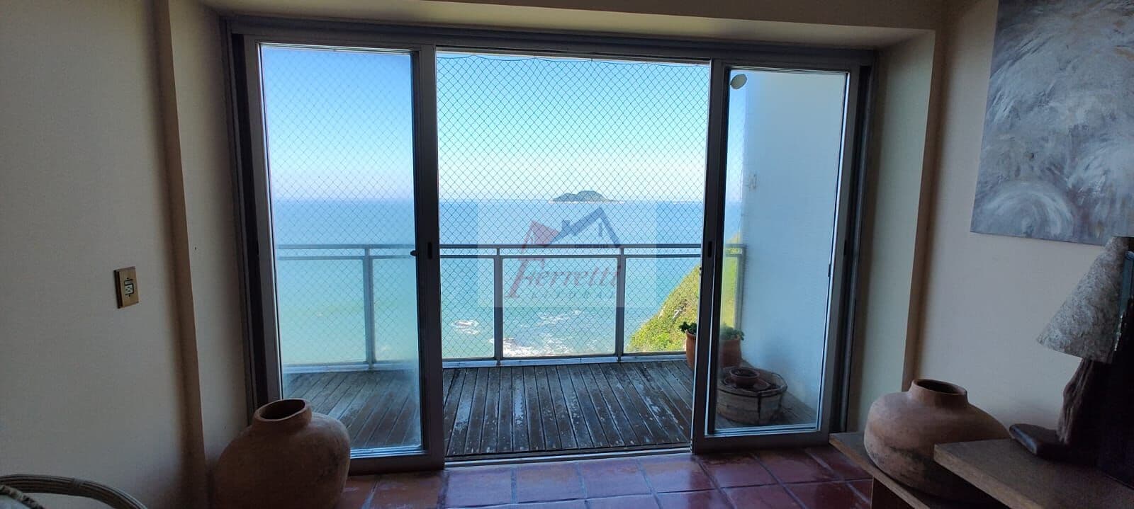 Apartamento com 3 dormitórios em frente ao mar