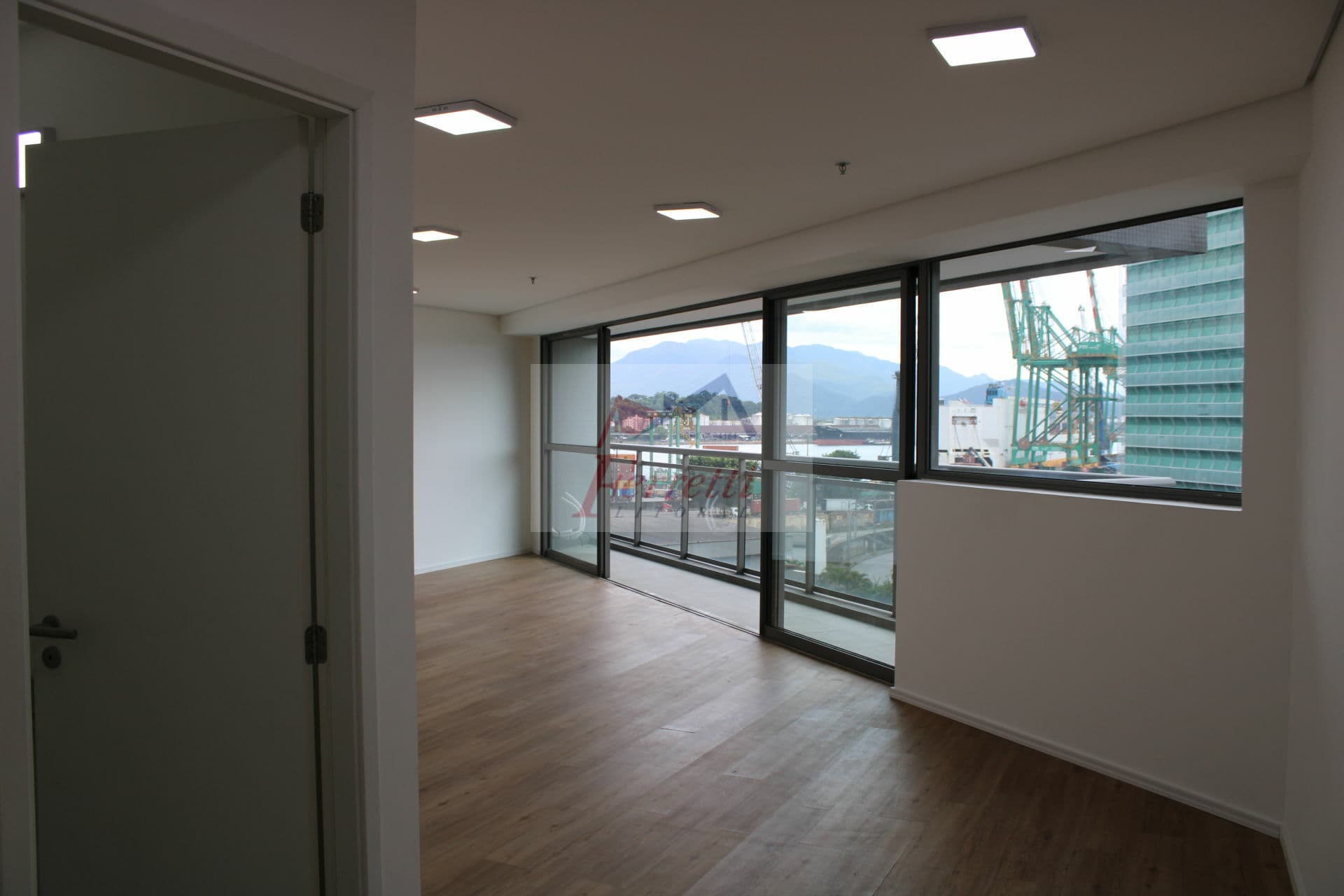 Sala comercial com 70,34m² para locação em edifício em Valongo, Santos/SP