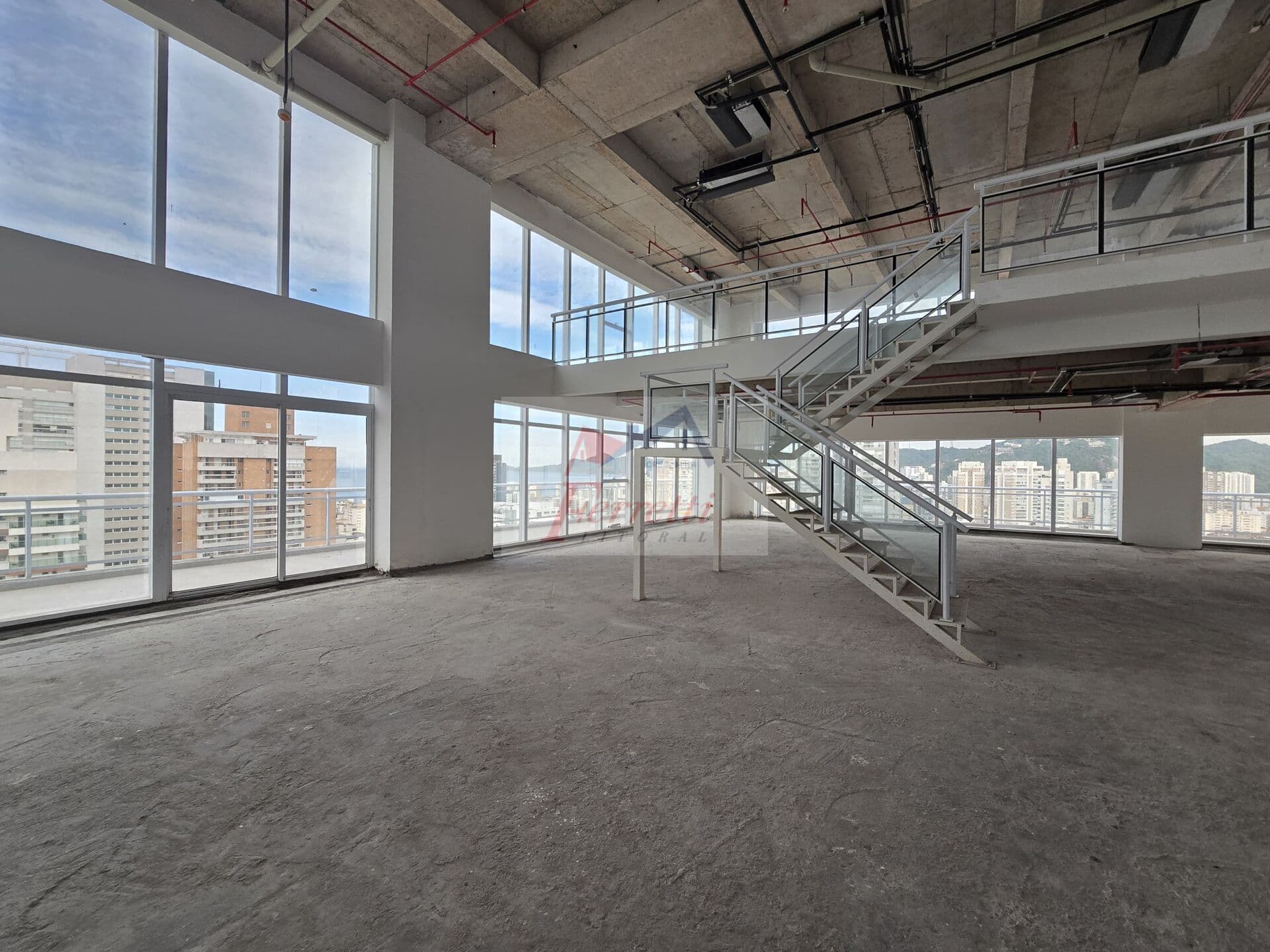 Sala comercial Duplex com 645m² BOMA em Gonzaga, Santos/SP