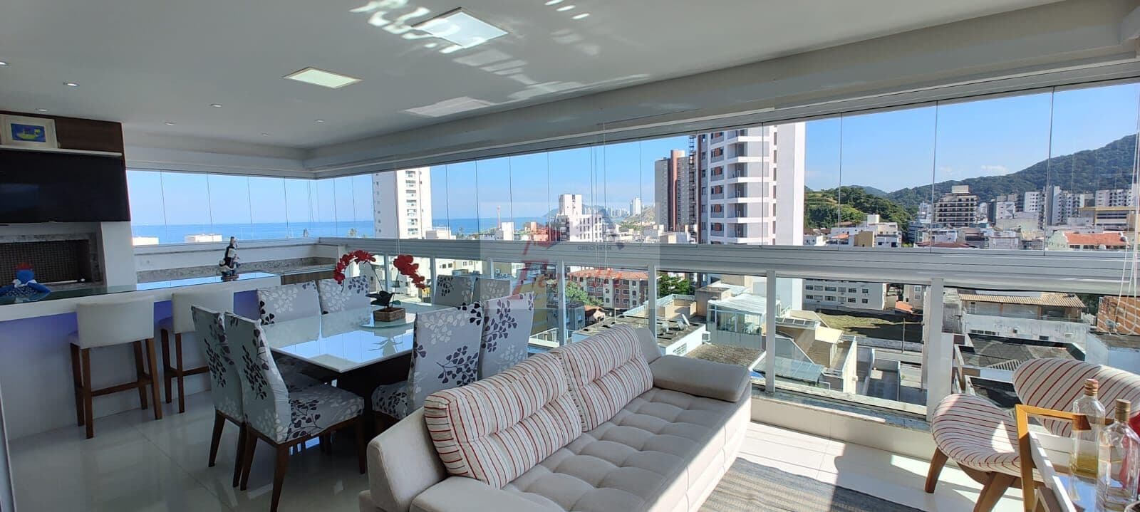 Apartamento com 3 suítes decorado com vista mar à venda na praia da Enseada