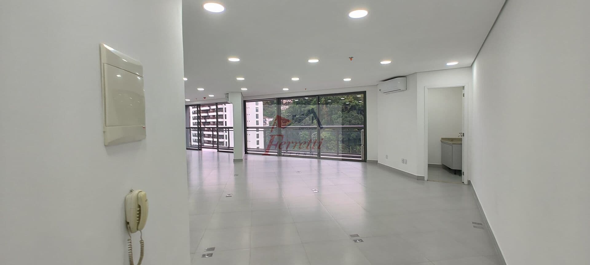 Sala comercial com 111m² Em edifício em Valongo, Santos/SP