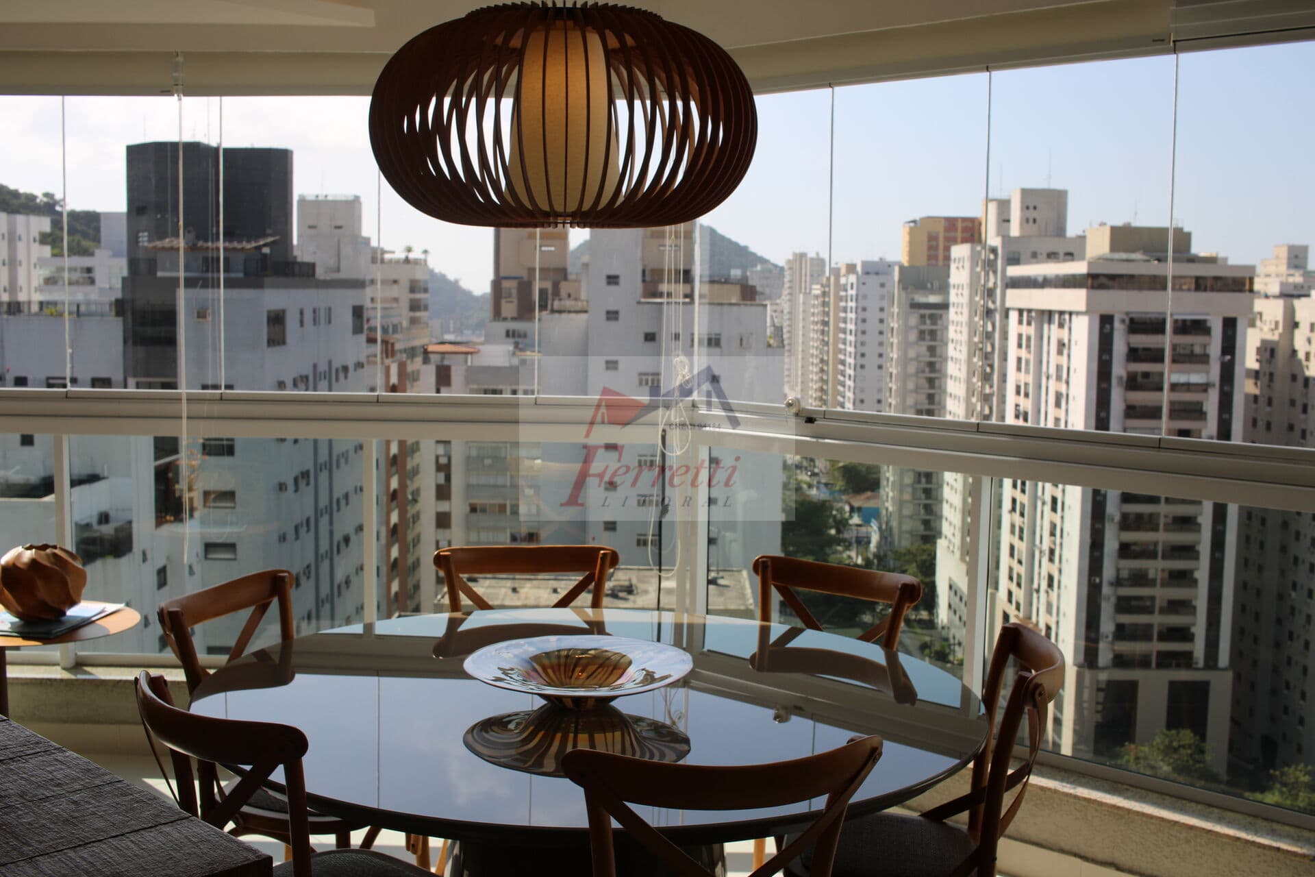 Apartamento com 3 suítes finamente decorado na praia de Pitangueiras Guarujá