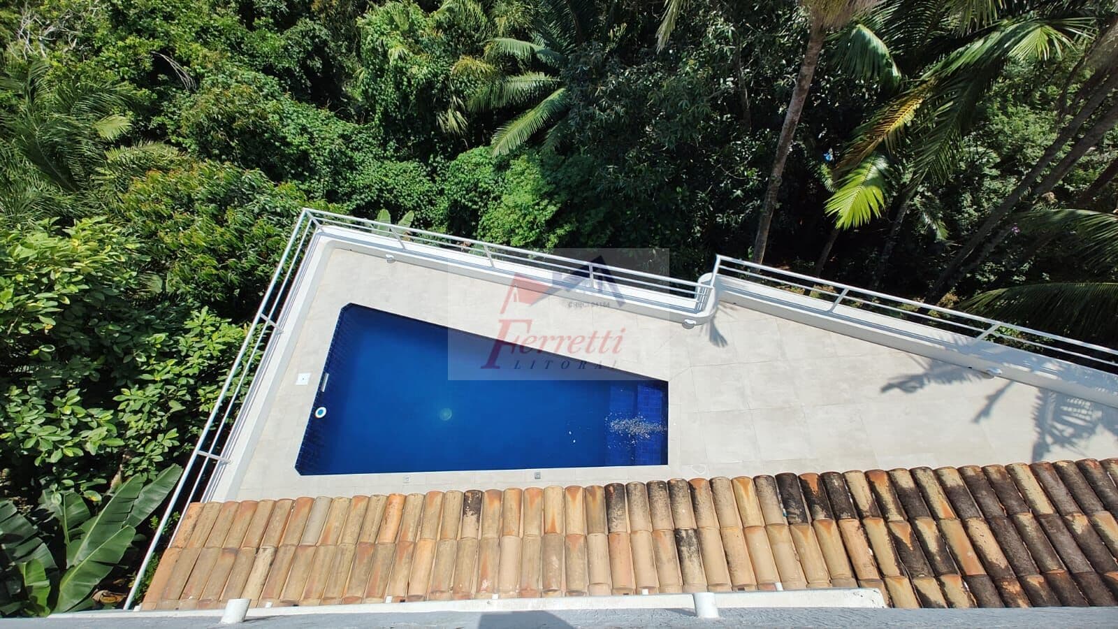 Casa com 4 dormitórios sendo 2 suítes e com vista para o mar