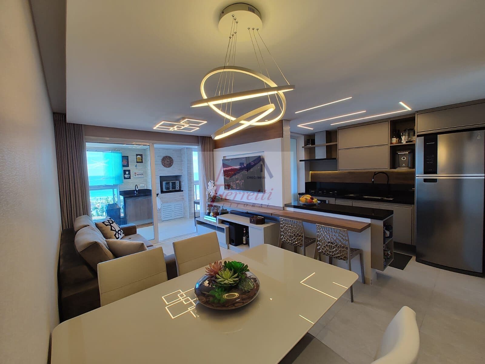 Apartamento com 2 suítes finamente decorado com vista mar