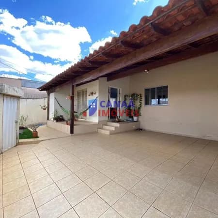 Casa com 3 quartos, sendo 1 suíte, terreno de 432 m², bairro Cidade Jardim