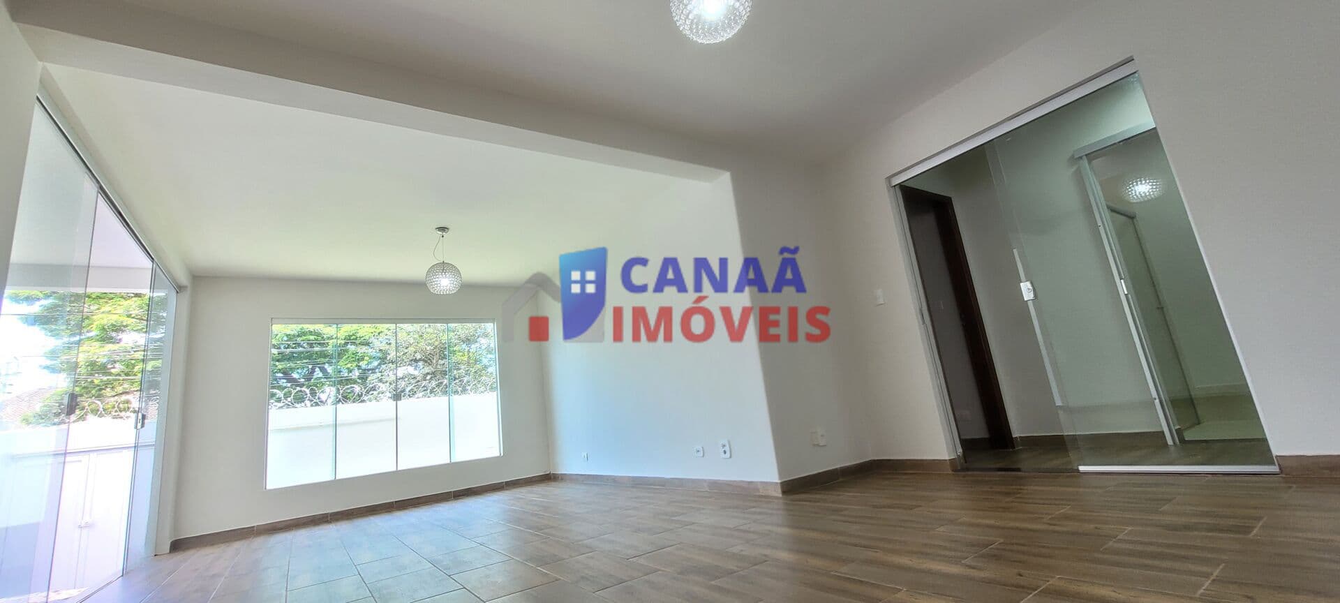 Casa térrea 3 quartos, 1 suíte e 2 demi suíte, lote 440m² (pega duas ruas)