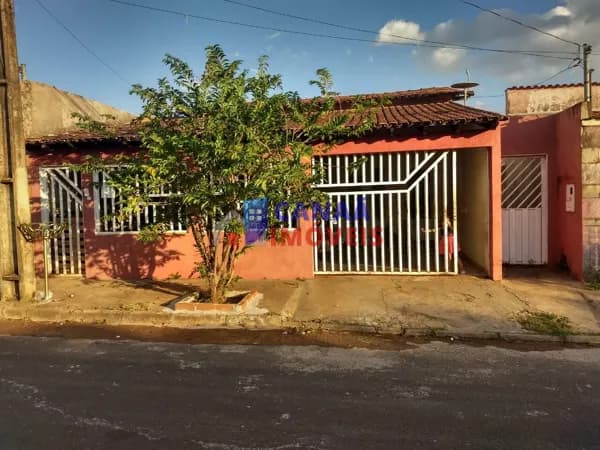 VENDO/ TROCO Casa 3 quartos + sobrado bairro planalto